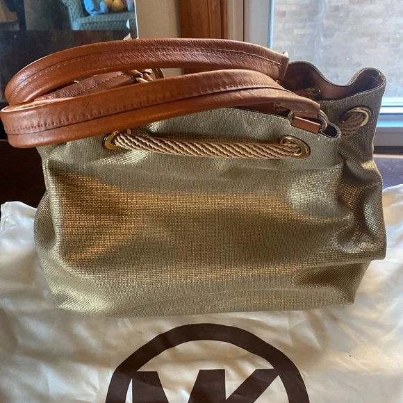 🦊 Micheal Kors large golden handbag. EUC. - Picture 4 of 13